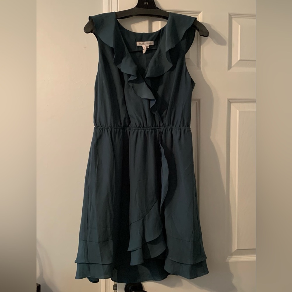 BCBGeneration M sleeveless green dress with ruffles, lined